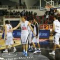 Οι παίκτες του ΠΑΟΚ δέχονται συγχαρητήρια από τους αντιπάλους τους με την λήξη του αγώνα
