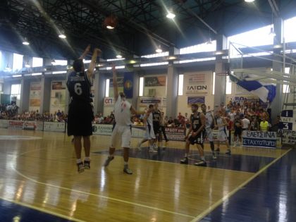 Ο Κώστας Χαραλαμπίδης ευστοχεί σε... μακρινό δίποντο