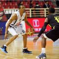 O Dante Stiggers με αντίπαλο τον Jeremiah Davis