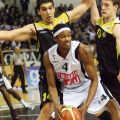 O Rawle Marshall σε δύσκολη προσπάθεια προς το καλάθι του Ηλυσιακού
