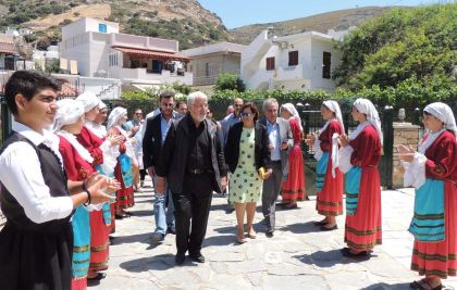  Από αριστερά: Ο Διευθύνων Σύμβουλος του Ομίλου Ιατρικού Αθηνών, Δρ. Βασίλης Αποστολόπουλος, ο Πρόεδρος του Ομίλου, Δρ. Γιώργος Αποστολόπουλος, η Περιφερειάρχης Β. Αιγαίου, Χριστίνα Καλογήρου, ο Δήμαρχος Φούρνων Κορσεών, Γιάννης Μαρούσης.