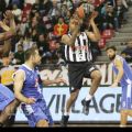 Ο D.J. Cooper αφήνει την μπάλα στο καλάθι του Πανελευσινιακού