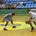 O D.J. Cooper  κατεβάζει την μπάλα με αντίπαλο τον Khalid El Amin