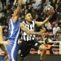 Ο D.J. Cooper αφήνει την μπάλα στο καλάθι του Πανιωνίου