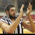 Ο Γιώργος Δέδας χειροκροτεί τον κόσμο που βρέθηκε στο γήπεδο και κοντά στην ομάδα
