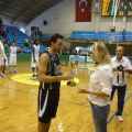 Ο Κώστας Χαραλαμπίδης παραλαμβάνει το αναμνηστικό Κύπελλο του ΠΑΟΚ, από την Ελληνίδα Πρόξενο Κατερίνα Βαρβαρήγου