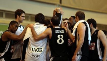 Οι παίκτες του ΠΑΟΚ πανηγυρίζουν την σπουδαία νίκη επί του Ηλυσιακού