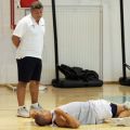Ο μάνατζερ της ομάδας Τέλης Ζουρνατσίδης επιβλέπει τις ασκήσεις του Λάζαρου Παπαδόπουλου