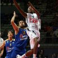 O Rawle Marshall σε δύσκολη προσπάθεια προς το καλάθι της Estudiantes