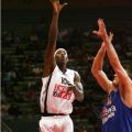 O Robert Dozier αφήνει την μπάλα στο καλάθι της Estudiantes