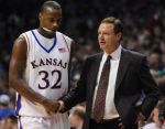 O Darnell Jackson με τον προπονητή του Kansas τα τελευταία 15 χρόνια, Bill Self