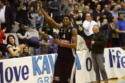 Το παιχνίδι μόλις έχει τελκειώσει και ο Rawle Marshall πανηγυρίζει