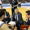Ο Σούλης Μαρκόπουλος δίνει οδηγίες στους παίκτες του ΠΑΟΚ