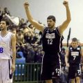 Ο Λάζαρος Παπαδόπουλος με υψωμένες τις γροθιές...