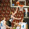 O Mark Payne αφήνει την μπάλα στο καλάθι της Alba