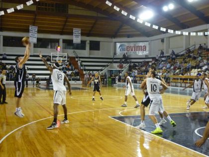 Ο Γιώργος Δέδας ευστοχεί σε τρίποντο