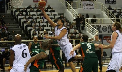 Ο Λάζαρος Παπαδόπουλος αφήνει τη μπάλα στο καλάθι