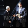 Nikos Zelomosidis honors Nikos Boudouris, for the Greek Cup that PAOK won in 1995