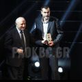 Apostolos Alexopoulos honors George Balogiannis, captain of PAOK team that won Greek Cup 1999