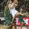 Ο Κώστας Χαραλαμπίδης σε μία δύσκολη προσπάθειά του προς το καλάθι του ΚΑΟΔ