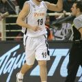 Ο Χαριτόπουλος πανηγυρίζει μετά από ένα τρίποντο που πέτυχε