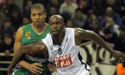 O Marcus Goree με αντίπαλο τον Mike Batiste