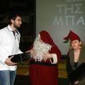 Ο Χρήστος Ταπούτος παραλαμβάνει το δώρο του