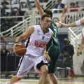 Ο Δήμος Ντικούδης έτοιμος να πετύχει καλάθι στη διάρκεια του αγώνα με τον ΚΑΟΔ
