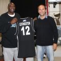O Cliff Levingston παραλαμβάνει την φανέλα με το 12 από τον Μπάνε Πρέλεβιτς