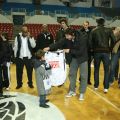 Ο Branko Milisavljevic δίνει μία φανέλα σε έναν από τους τυχερούς της πίτας