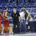 Χειραψίες παικτών και προπονητών με την λήξη του αγώνα