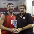 Ο Μπατής παραλαμβάνει το έπαθλο του Πανιωνίου, από τον πρόεδρο του ΚΑΟΔ, Αριστείδη Ιωαννίδη